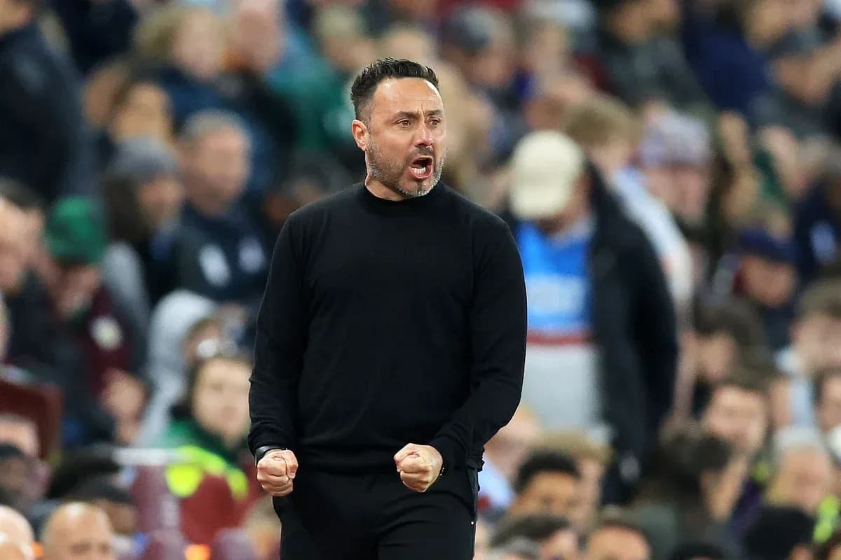 Entrenador animando a su equipo en el partido