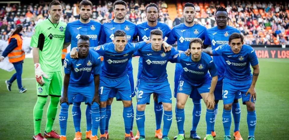Equipo de Getafe posando en el campo