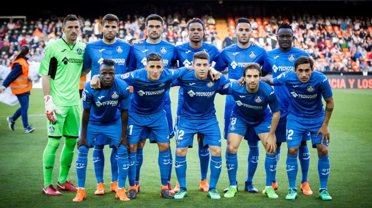 Equipo de Getafe posando en el campo
