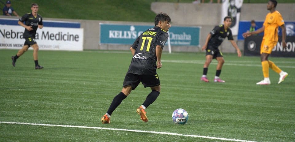 Jugador de Union Omaha con el balón