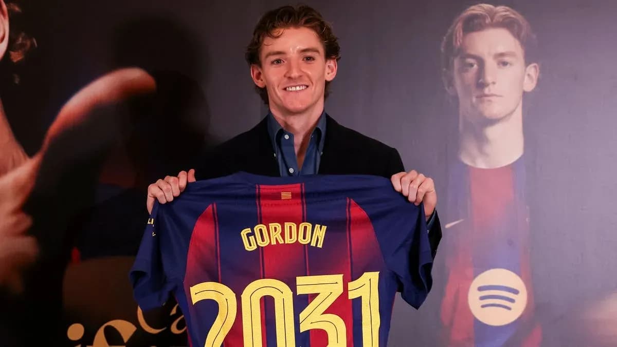 Jugador presenta camiseta del FC Barcelona con nombre