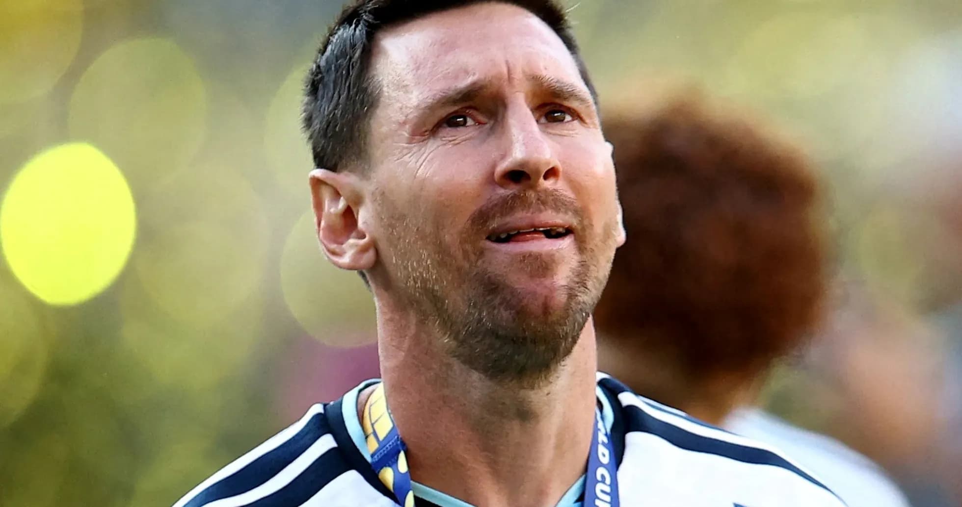 Jugador argentino con medalla en el cuello