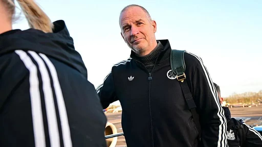 Entrenador esperando en el aeropuerto con equipo