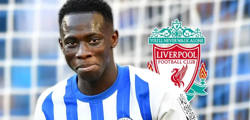 Jugador de Brighton sonriendo con logo de Liverpool
