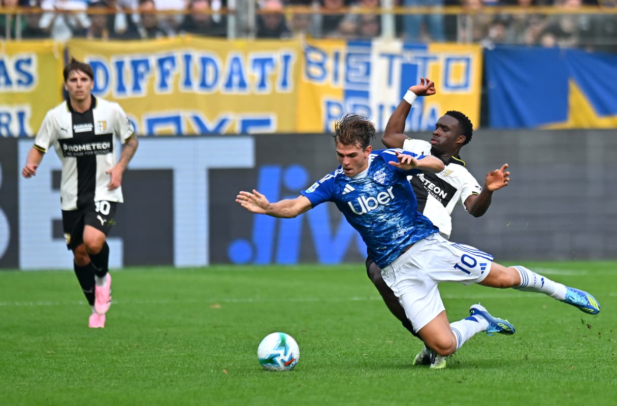 Jugador de Como cae tras falta de Parma