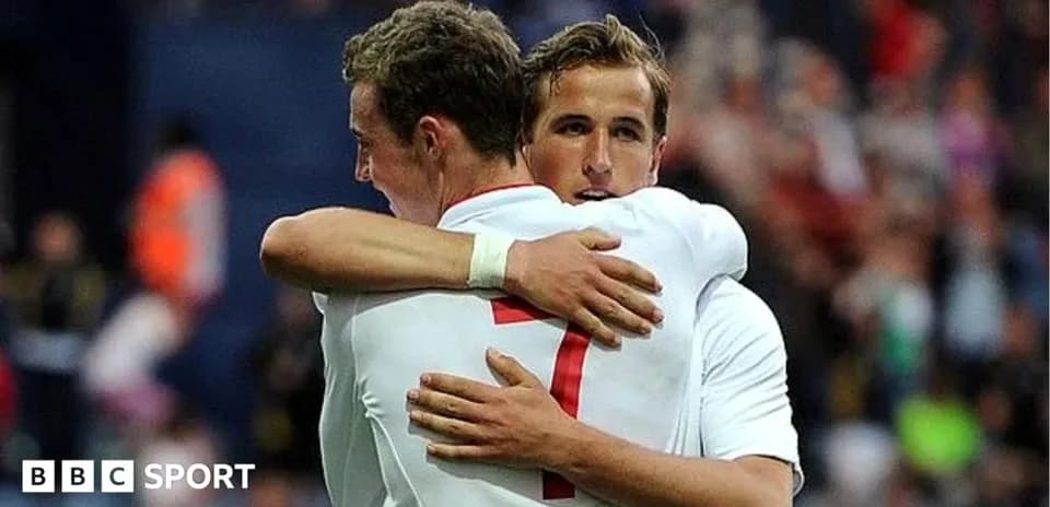 Jugadores de Inglaterra abrazándose en celebración
