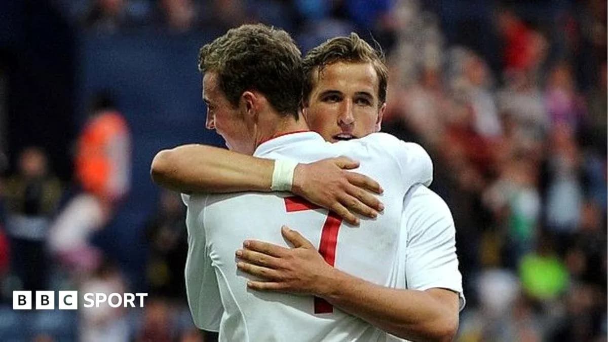 Jugadores de Inglaterra abrazándose en celebración