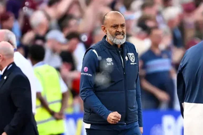 Entrenador celebrando en el campo durante el partido