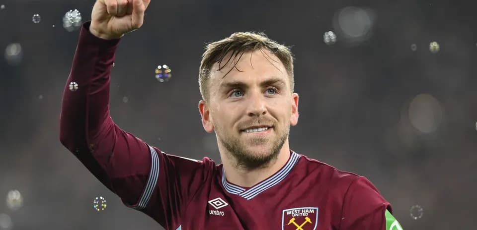 Jugador de West Ham United celebrando con el puño cerrado