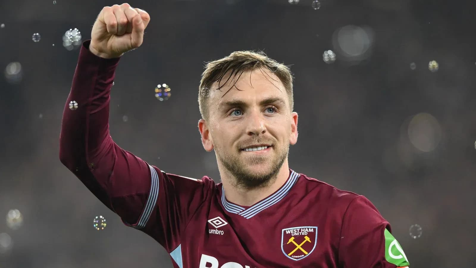 Jugador de West Ham United celebrando con el puño cerrado