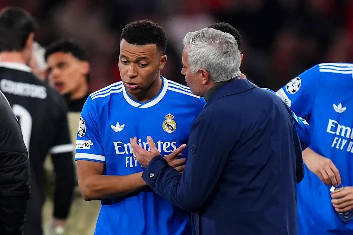 Jugador de Real Madrid hablando con el entrenador