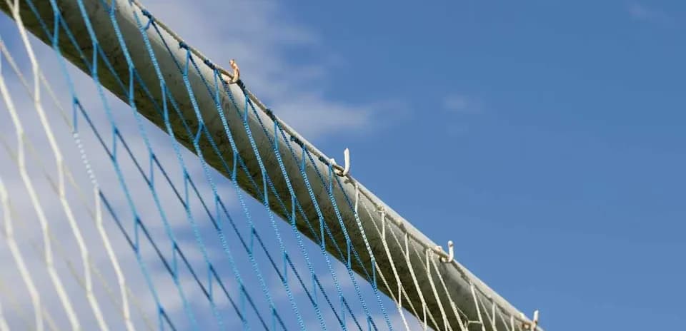 Red de fútbol con fondo de cielo azul