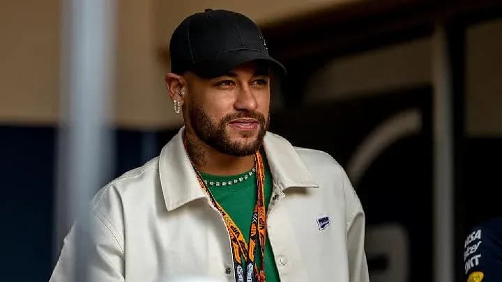 Neymar con chaqueta blanca y gorra negra