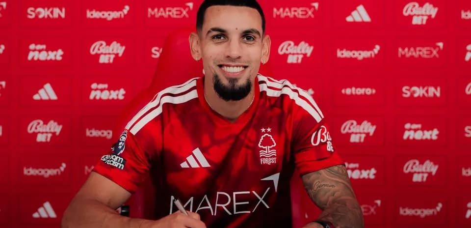 Jugador firmando contrato con Nottingham Forest
