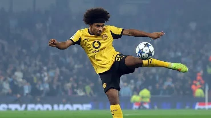 Jugador de Borussia Dortmund pateando un balón
