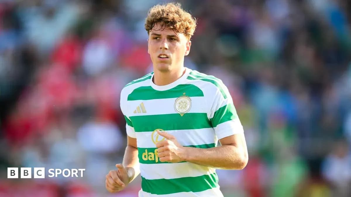 Jugador de Celtic corriendo en el campo