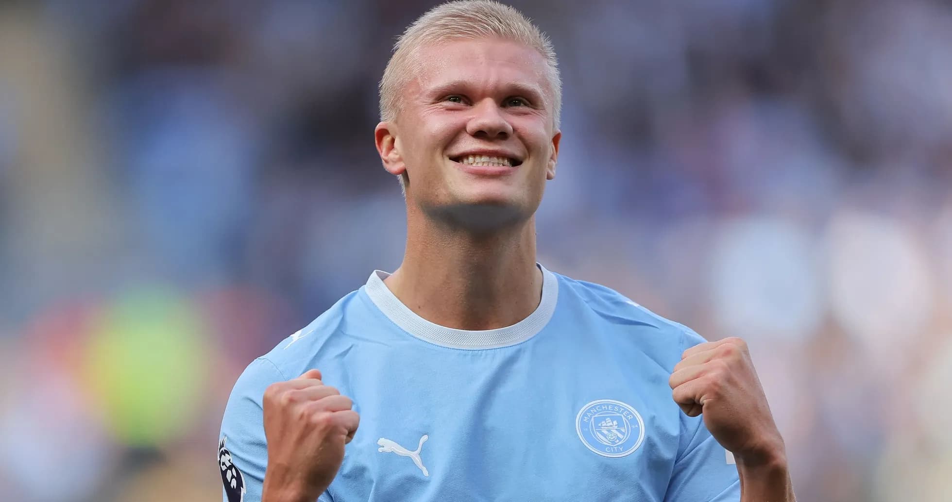 Jugador de Manchester City celebrando con puños cerrados