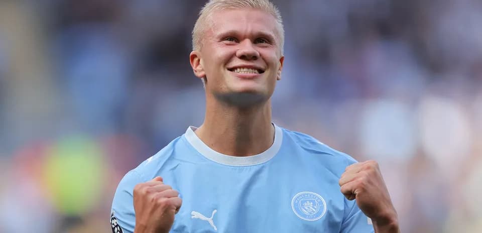 Jugador de Manchester City celebrando con puños cerrados