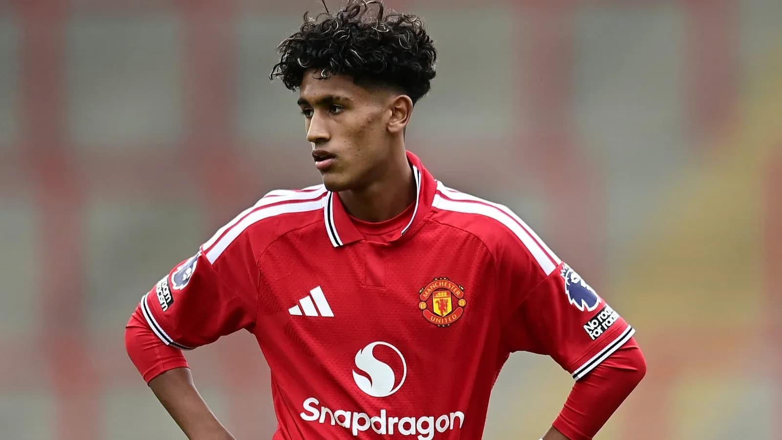 Jugador de Manchester United en uniforme rojo durante partido