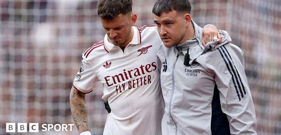 Jugador de Arsenal siendo asistido por personal médico