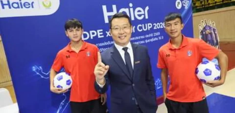 Dos jugadores de fútbol y un presentador en evento