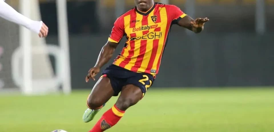 Jugador de fútbol en acción durante el partido