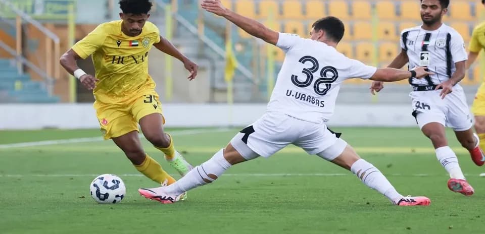 Jugador driblando durante el partido Al Wasl U23 vs Al Jazira U23