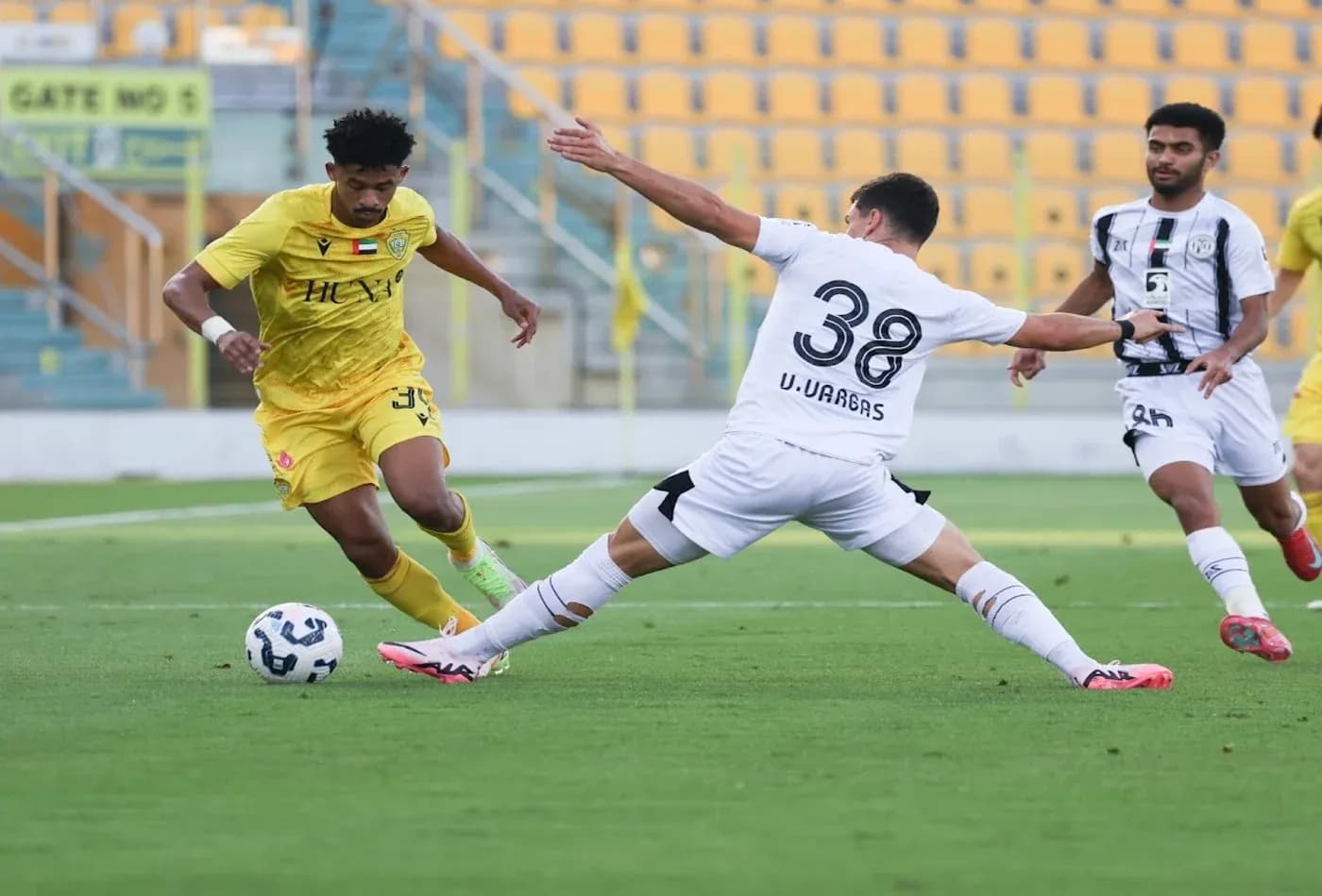 Jugador driblando durante el partido Al Wasl U23 vs Al Jazira U23