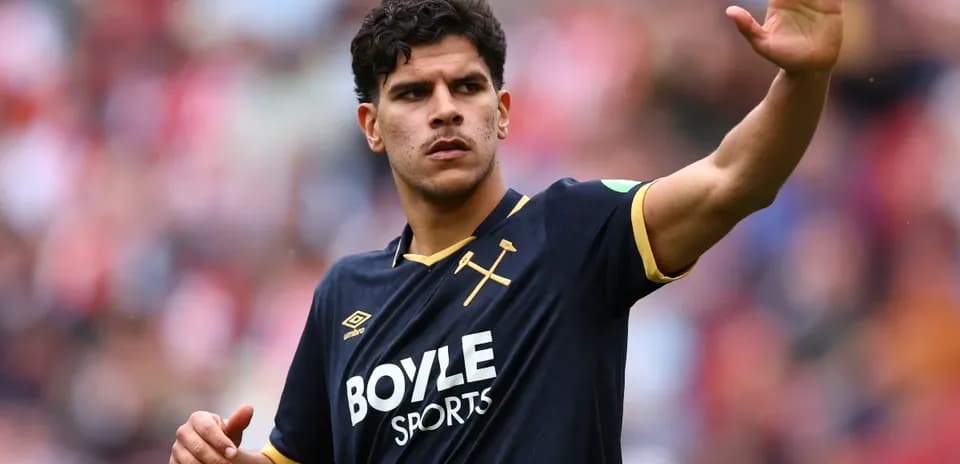 Jugador saludando con camiseta de Boyle Sports