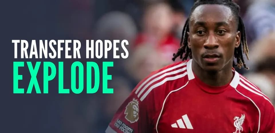 Jugador de Liverpool en partido con camiseta roja