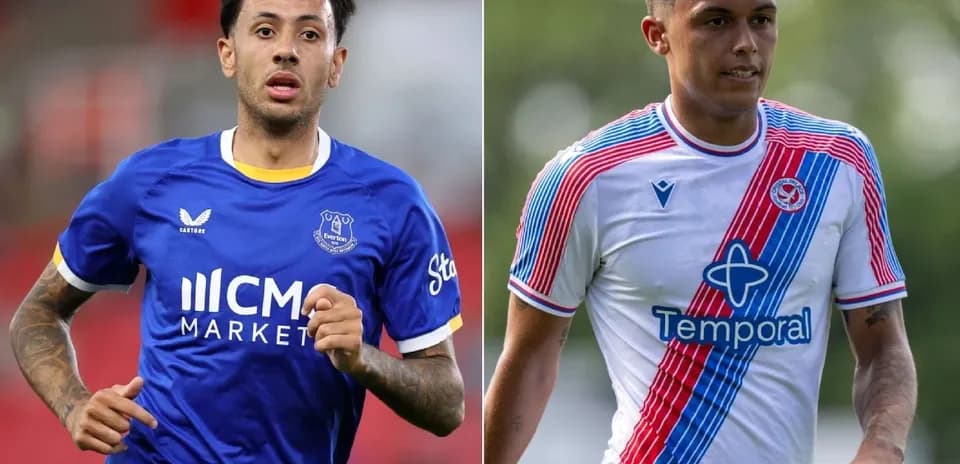 Jugadores de fútbol en acción con camisetas de equipos