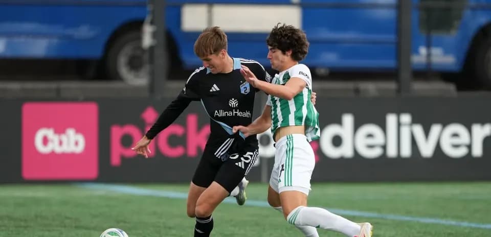 Dos jugadores compiten por el balón en el partido