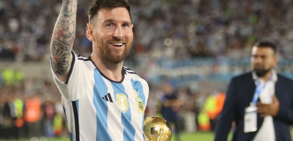 Jugador argentino levantando el trofeo de la Copa del Mundo