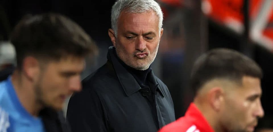 José Mourinho observando desde el banquillo durante el partido