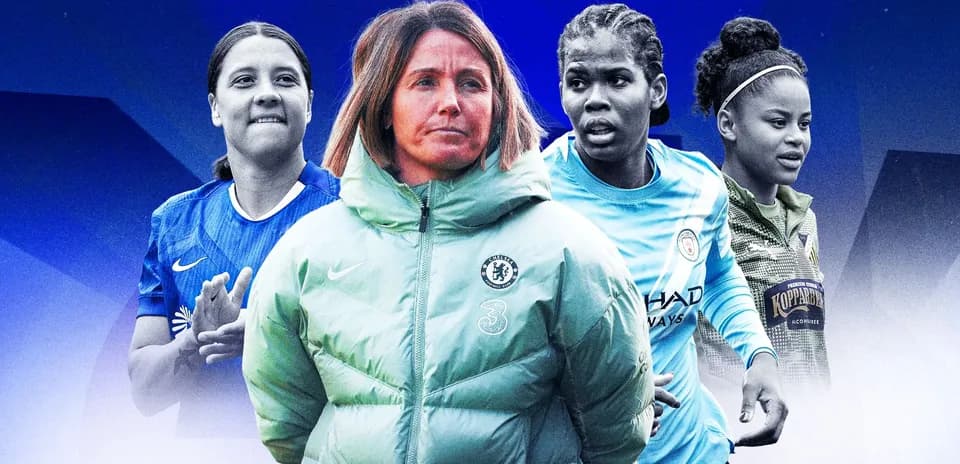 Cuatro jugadoras de fútbol y entrenadora en primer plano