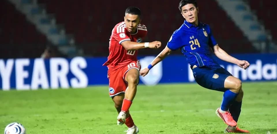Jugador en acción durante partido de fútbol