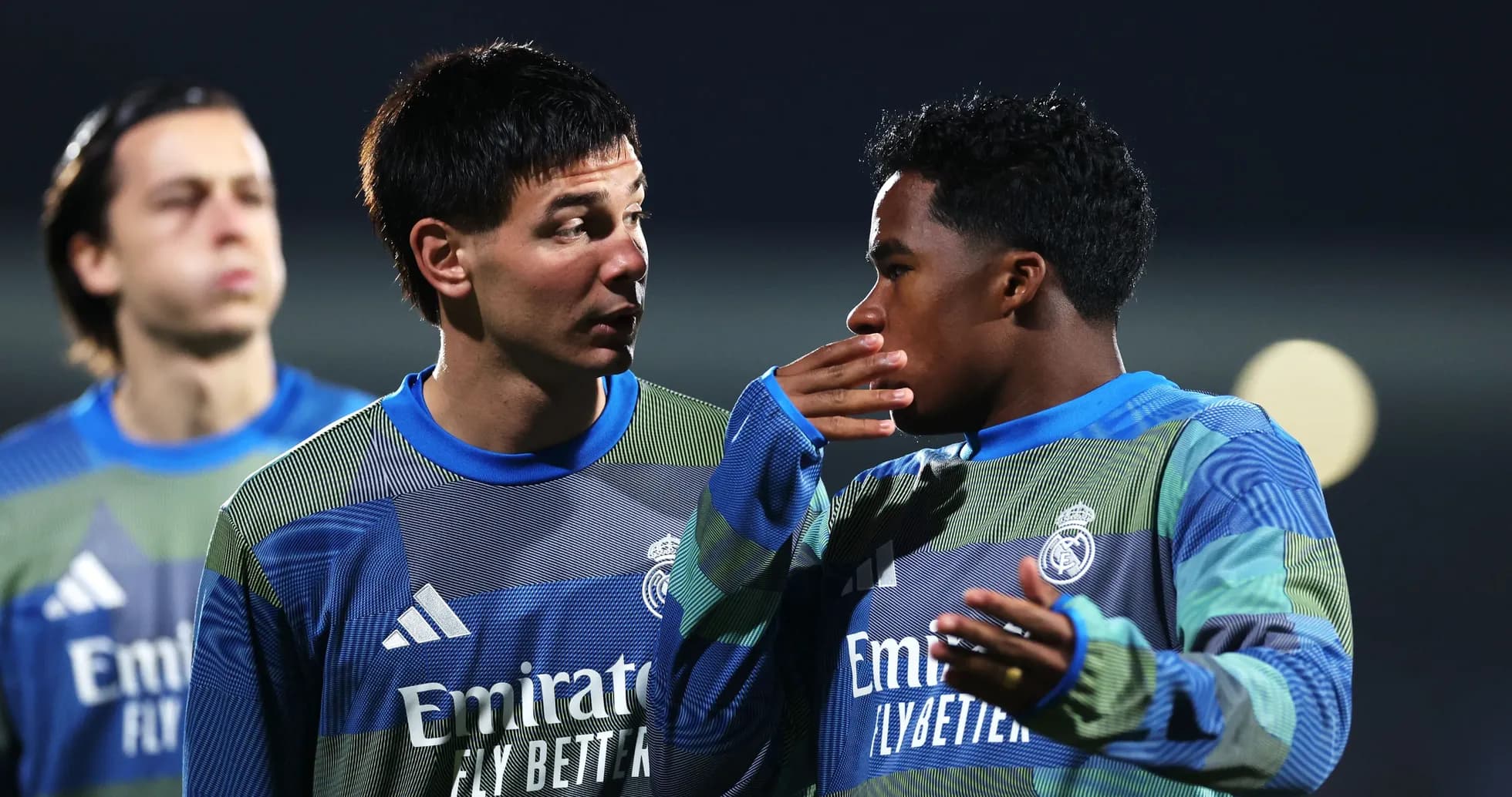 Dos jugadores conversando durante el calentamiento