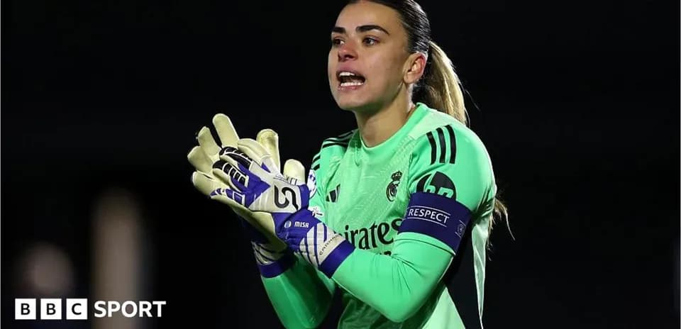 Portera de Real Madrid comunicándose con sus compañeras
