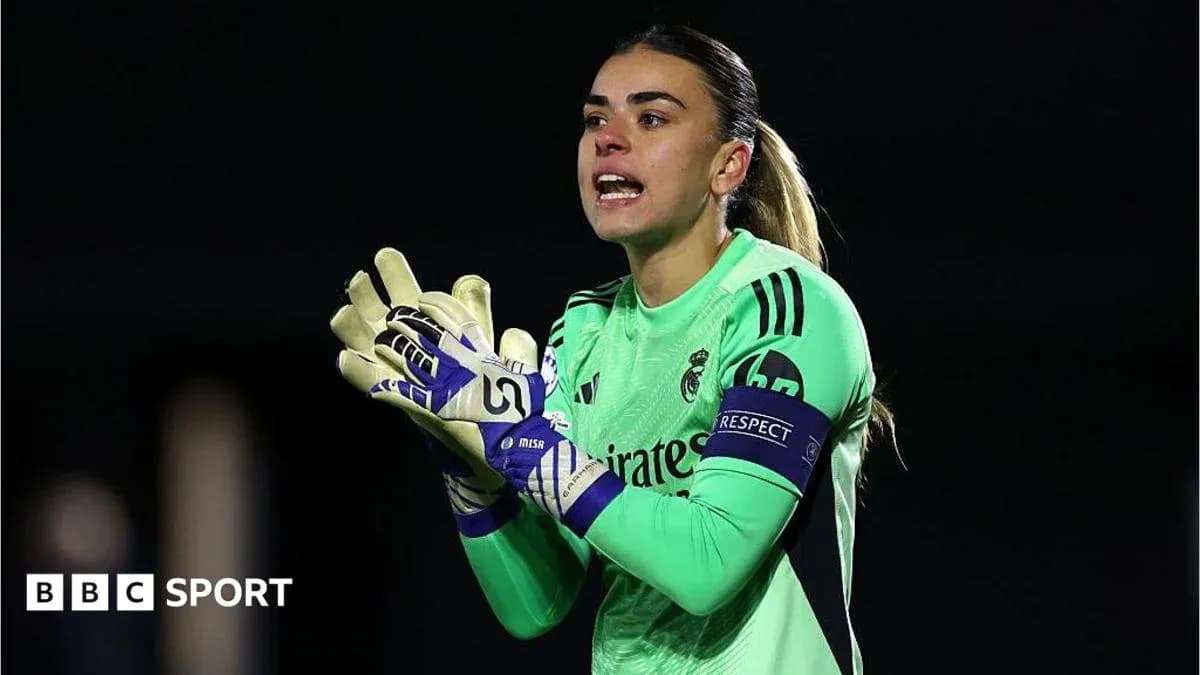 Portera de Real Madrid comunicándose con sus compañeras