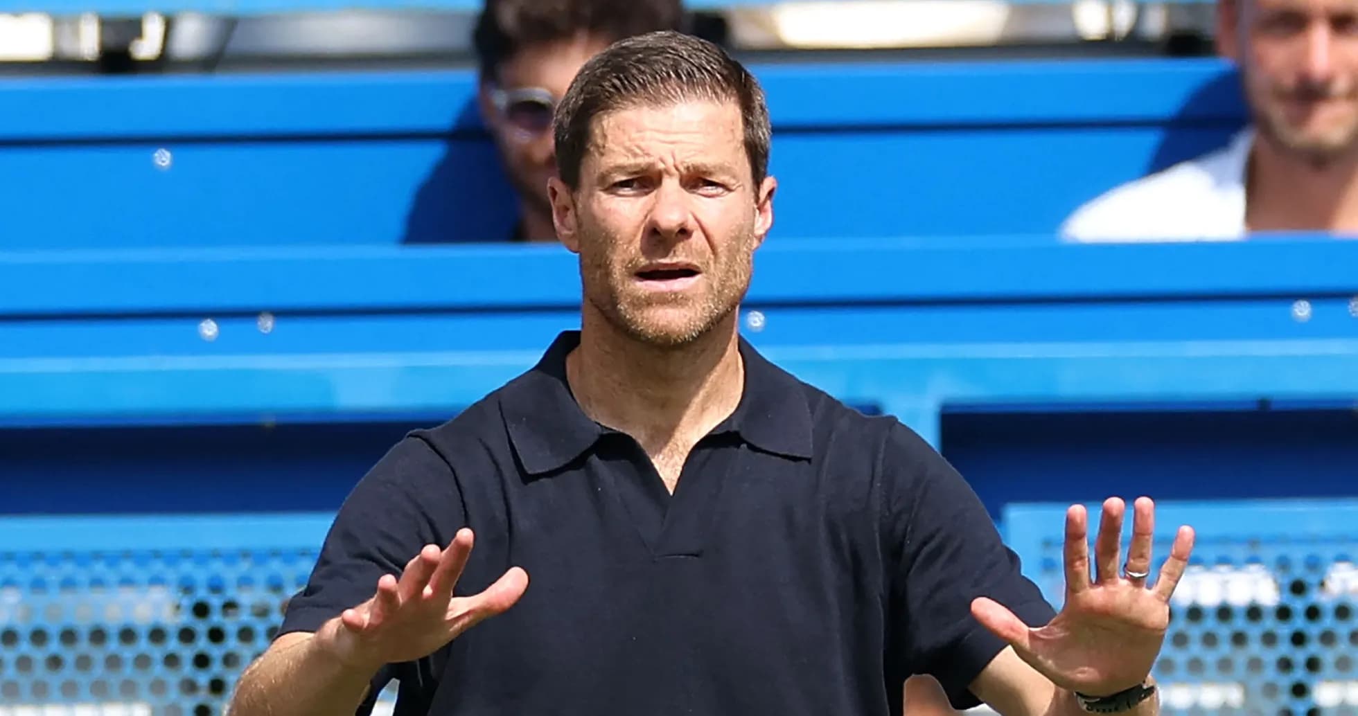 Entrenador dando instrucciones desde la línea de banda