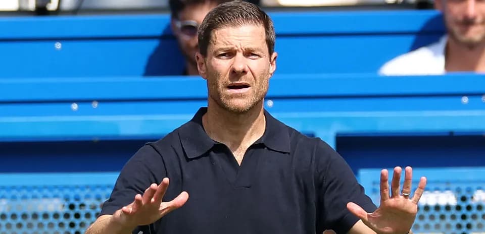 Entrenador dando instrucciones desde la línea de banda