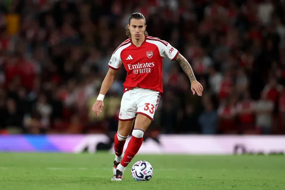 Jugador del Arsenal corriendo con el balón en campo