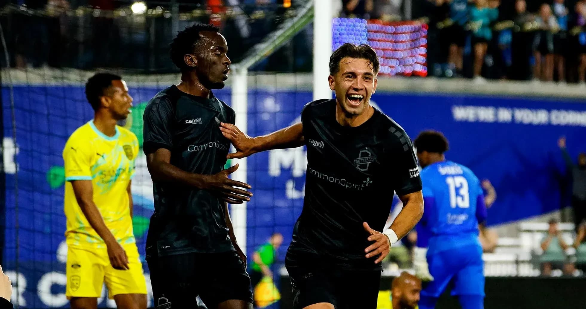 Jugadores de FC Tulsa celebrando un gol
