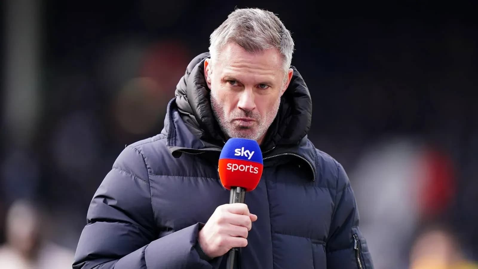 Presentador hablando con micrófono de Sky Sports