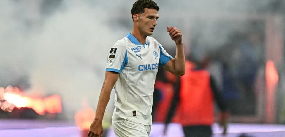 Jugador del Olympique de Marsella caminando en el campo