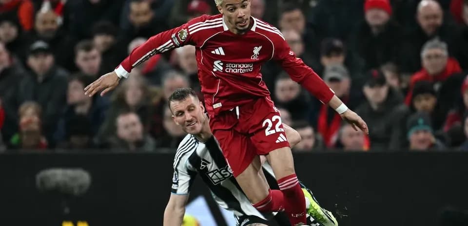 Jugadores de Liverpool y Newcastle en acción
