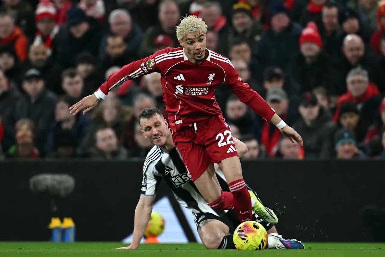 Jugadores de Liverpool y Newcastle en acción