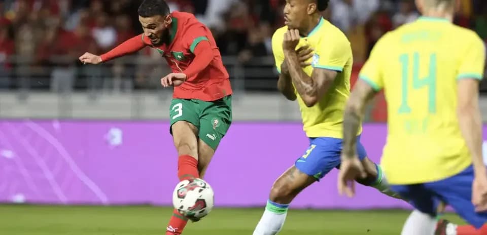 Jugador de Marruecos disparando en partido contra Brasil