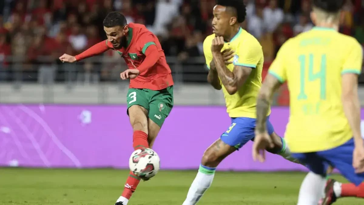 Jugador de Marruecos disparando en partido contra Brasil