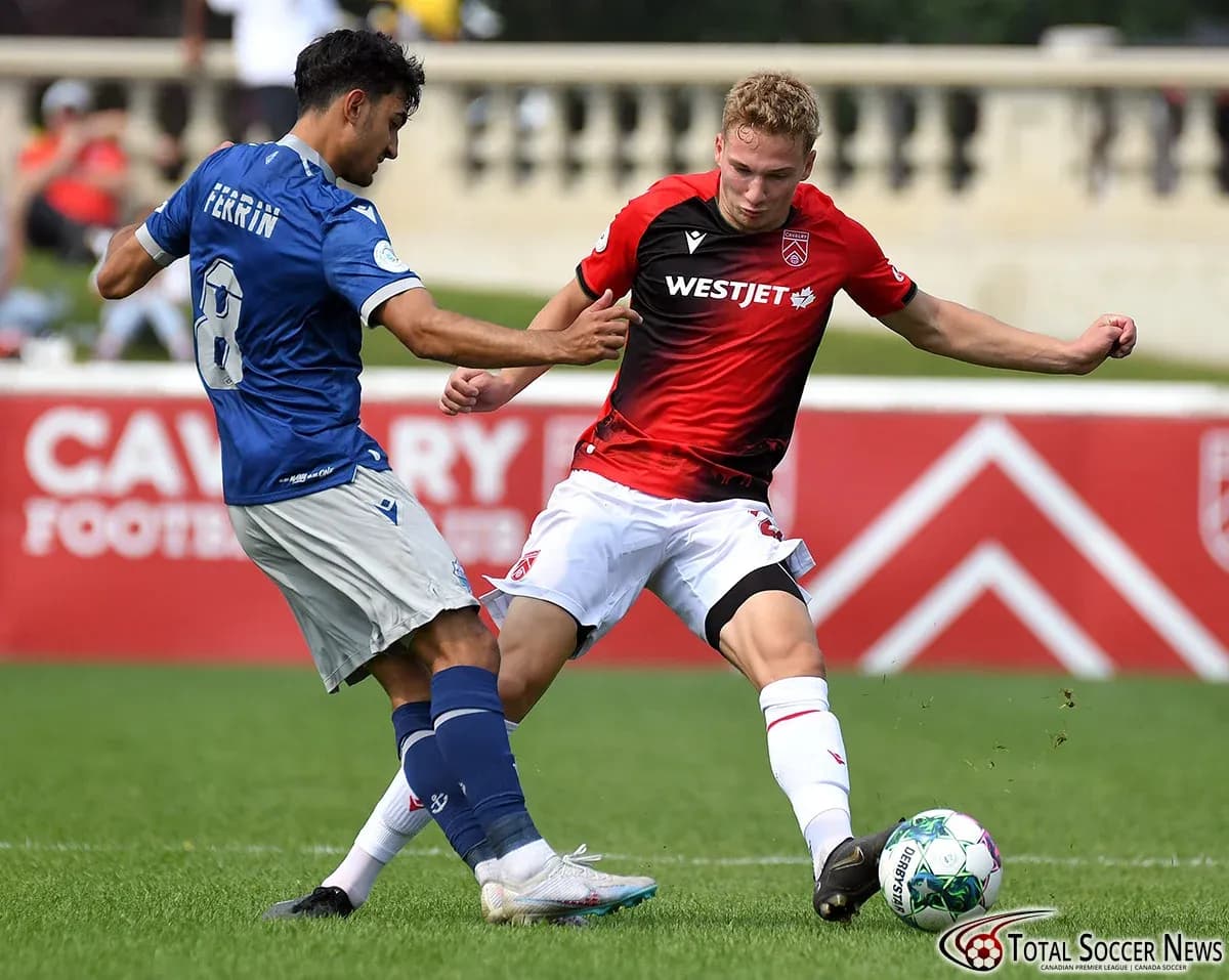 Jugador de Cavalry FC en acción contra HFX Wanderers